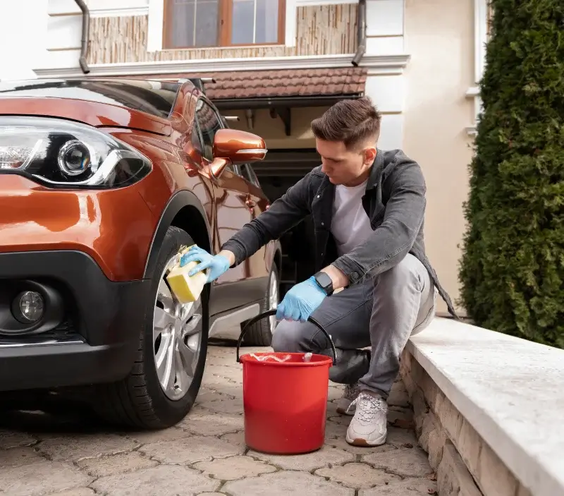 Lavage auto à domicile Villeveyrac : professionnel intervenant sur un véhicule